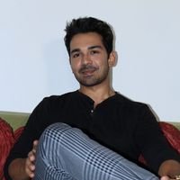Abhinav Shukla's Interview For His Upcoming Movie Aksar 2 Photos