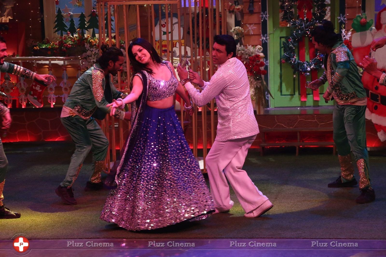Sunny Leone on the sets of The Kapil Sharma Show Pictures | Picture 1453098
