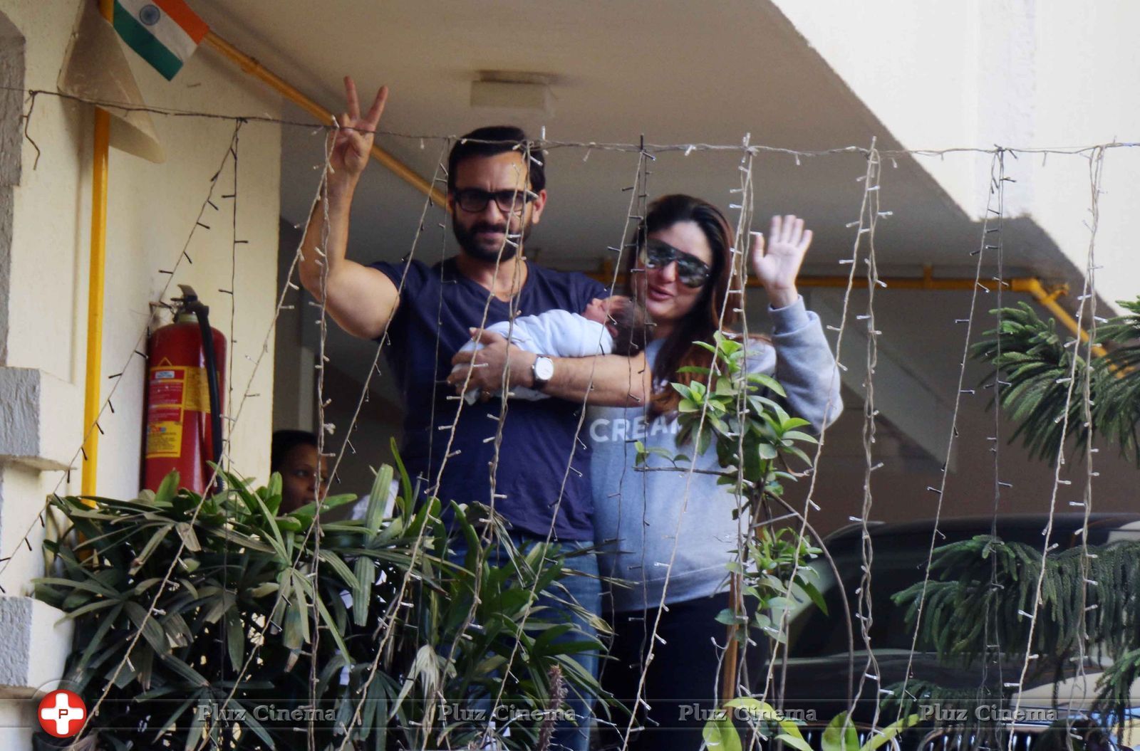 PICS: Kareena Kapoor and Saif Ali Khan Pose with their baby | Picture 1453998
