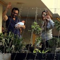 PICS: Kareena Kapoor and Saif Ali Khan Pose with their baby | Picture 1454003