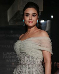 Preity Zinta walks for Falgun and Shane Peacock during LWF 2017 Pics