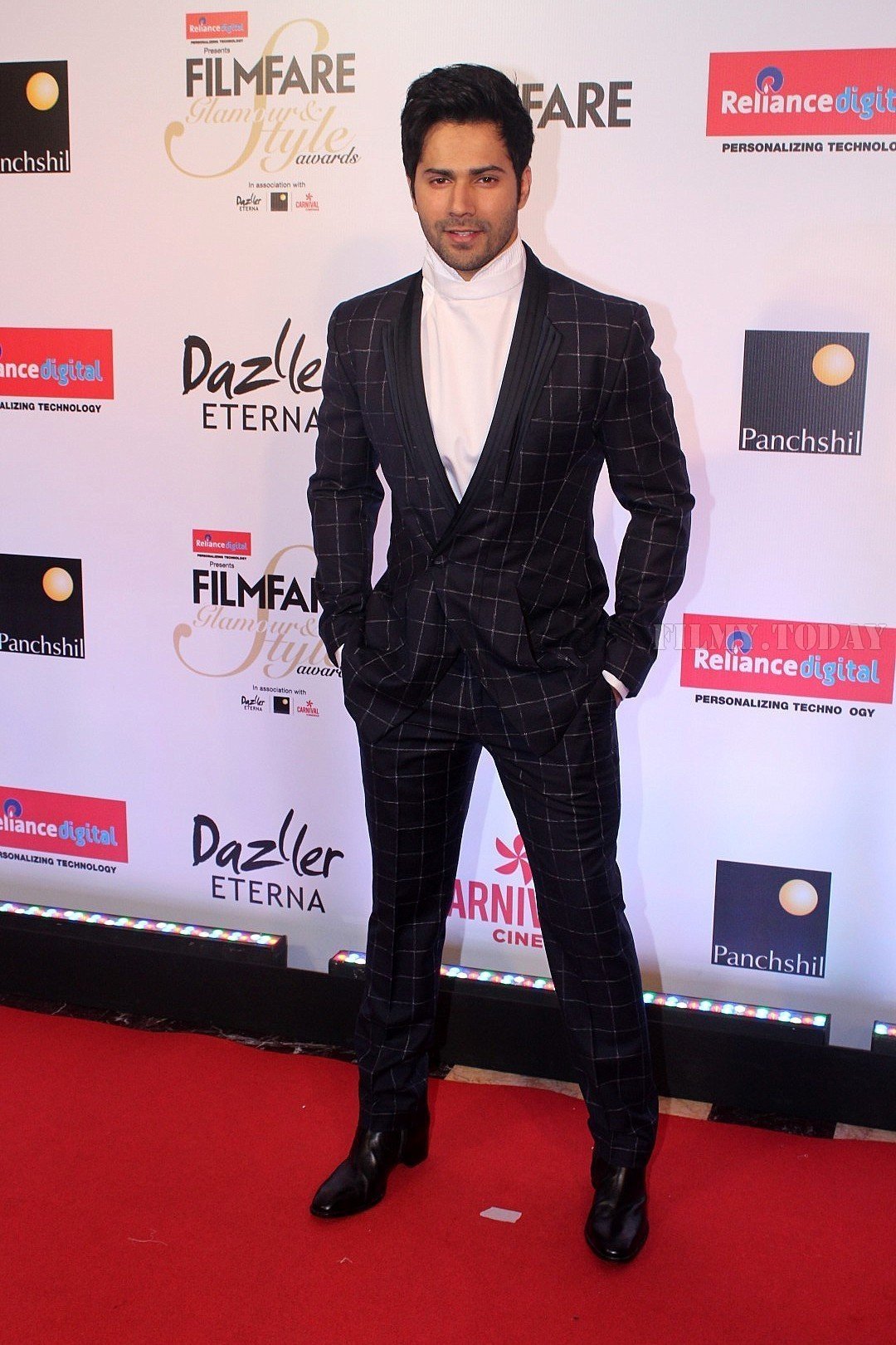 Varun Dhawan - Photos: Celebs at Red Carpet Of Filmfare Glamour & Style Awards 2017 | Picture 1548196