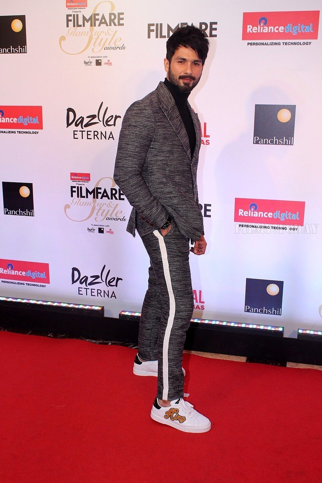 Shahid Kapoor - Photos: Celebs at Red Carpet Of Filmfare Glamour & Style Awards 2017 | Picture 1548212