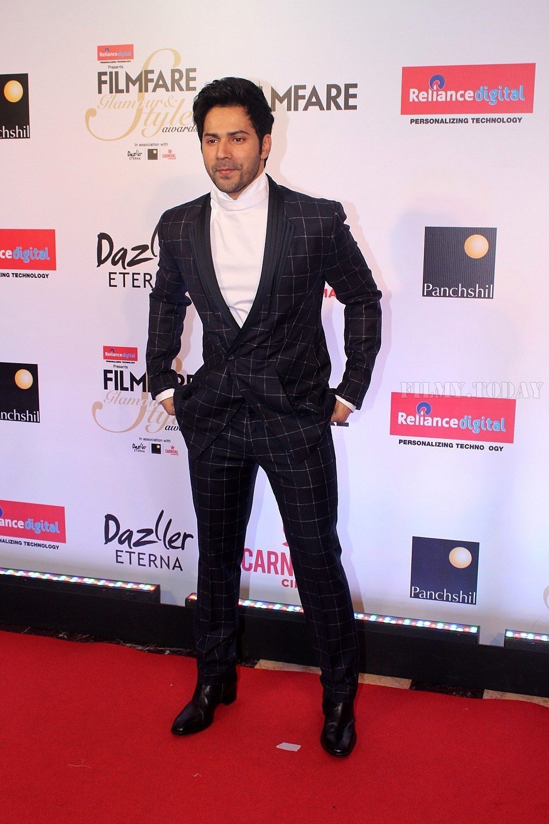 Varun Dhawan - Photos: Celebs at Red Carpet Of Filmfare Glamour & Style Awards 2017 | Picture 1548194