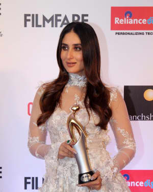 Kareena Kapoor - Photos: Celebs at Red Carpet Of Filmfare Glamour & Style Awards 2017 | Picture 1548063