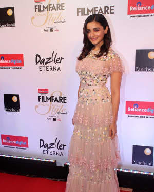 Alia Bhatt - Photos: Celebs at Red Carpet Of Filmfare Glamour & Style Awards 2017