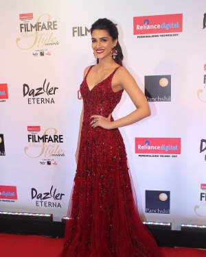 Kriti Sanon - Photos: Celebs at Red Carpet Of Filmfare Glamour & Style Awards 2017 | Picture 1548115