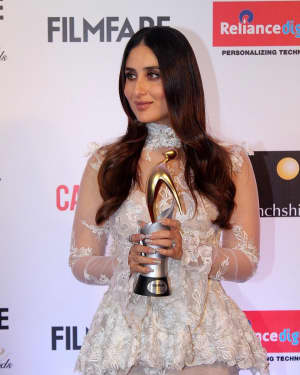 Kareena Kapoor - Photos: Celebs at Red Carpet Of Filmfare Glamour & Style Awards 2017