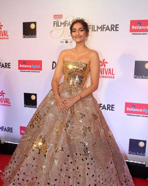 Sonam Kapoor Ahuja - Photos: Celebs at Red Carpet Of Filmfare Glamour & Style Awards 2017