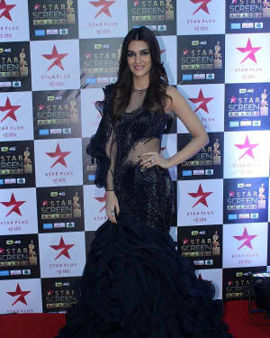 Kriti Sanon - Photos: Celebs at Red Carpet Of Star Screen Awards