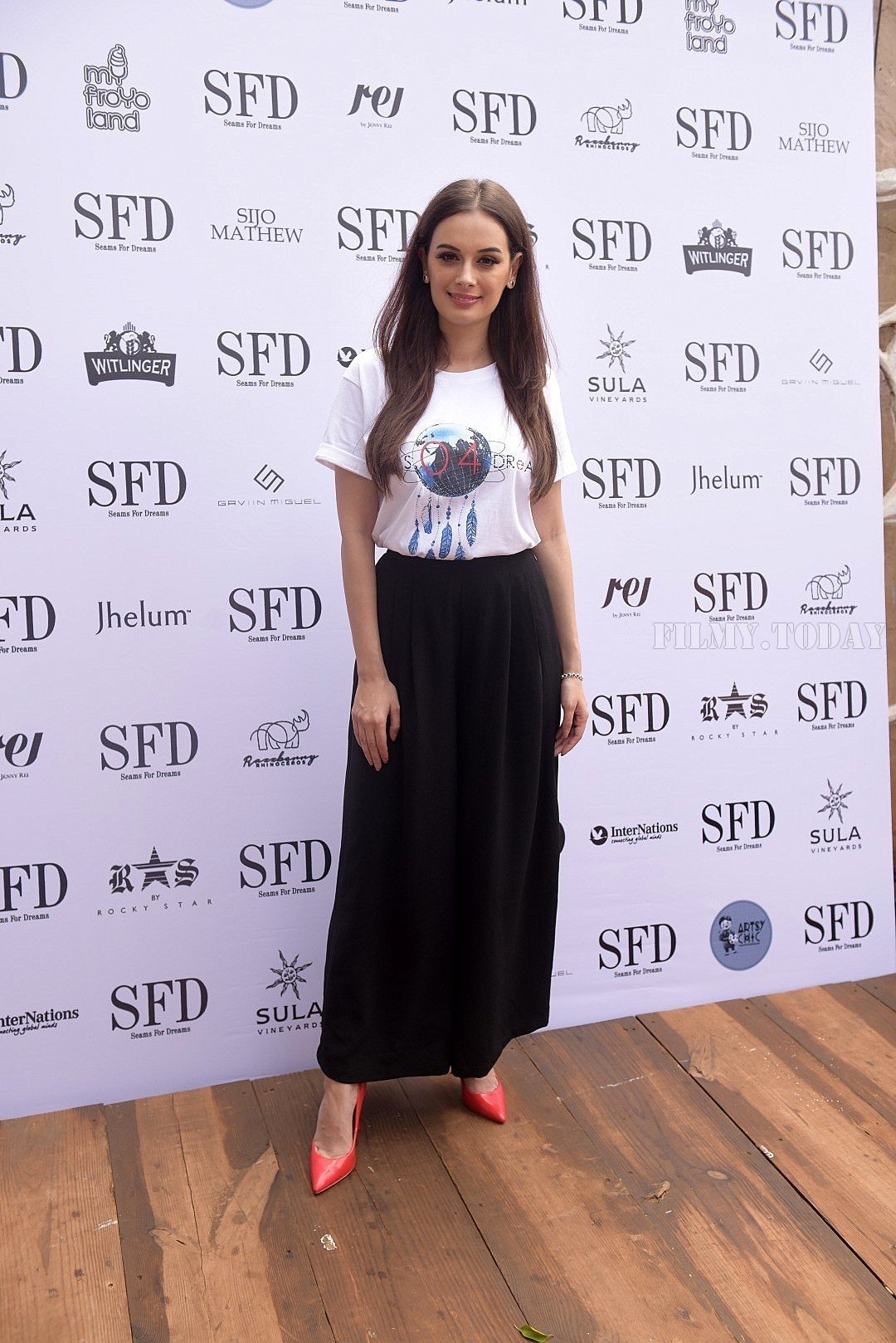 Evelyn Sharma - Photos: Seams For Dreams Christmas Garage Sale | Picture 1549573