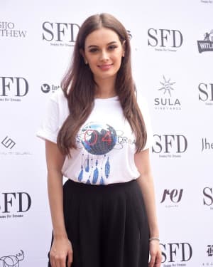 Evelyn Sharma - Photos: Seams For Dreams Christmas Garage Sale | Picture 1549575