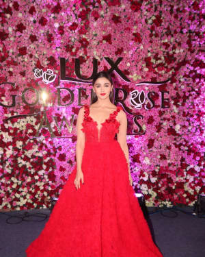 Alia Bhatt - Photos: Red Carpet Of Lux Golden Rose Awards 2017