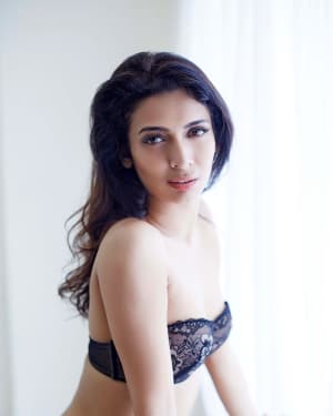 Photos: Heena Panchal goes Topless in her recent Photoshoot | Picture 1551928
