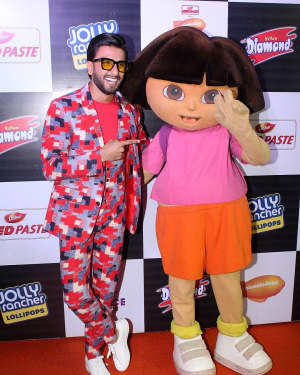 Ranveer Singh - Photos: Star Studded Orange Carpet Of Nickelodeon Kids Choice Awards 2017 | Picture 1551890