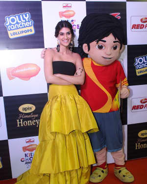 Kriti Sanon - Photos: Star Studded Orange Carpet Of Nickelodeon Kids Choice Awards 2017 | Picture 1551860