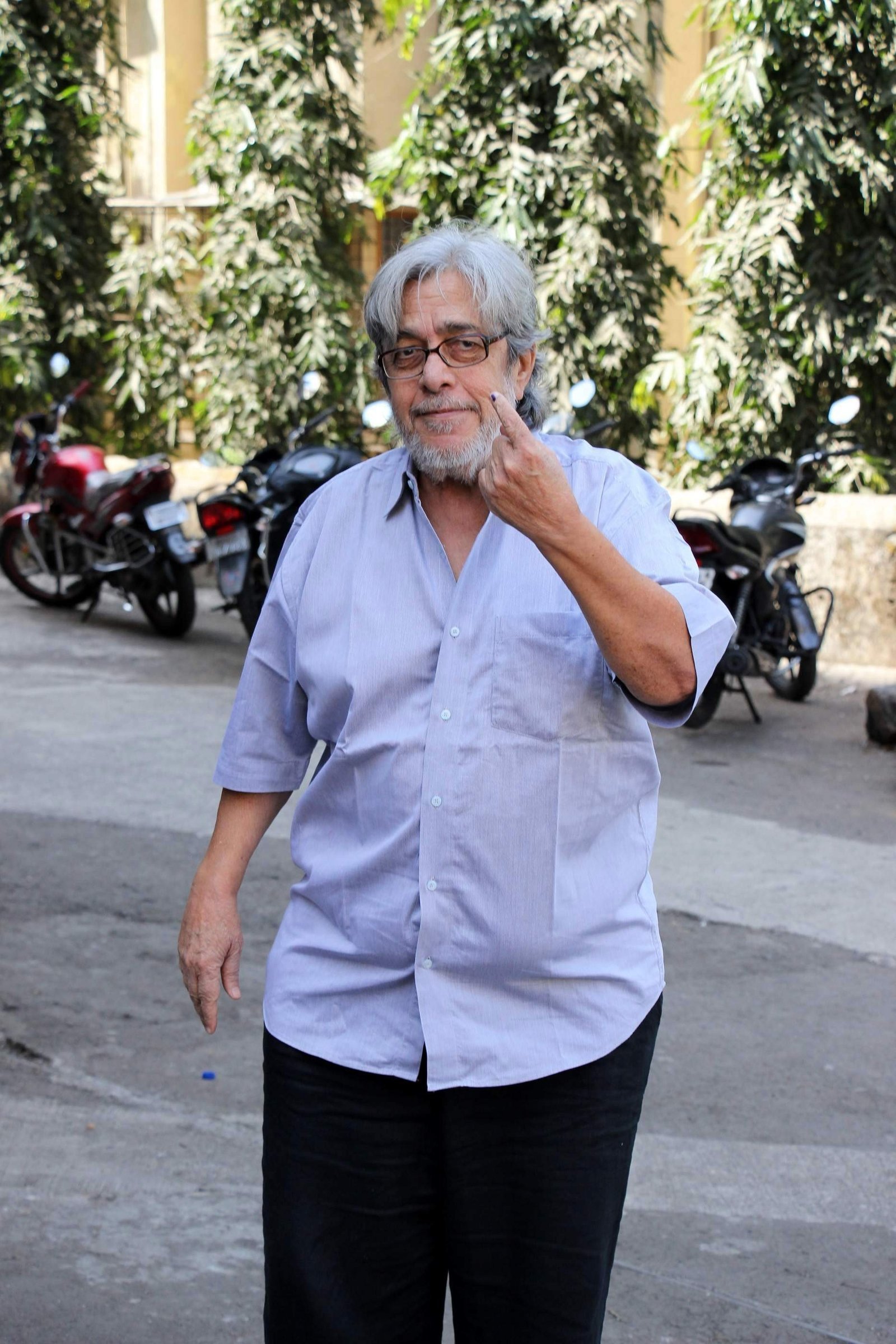 Celebs Casting Their Votes In Bandra for BMC Elections 2017 Images | Picture 1474838