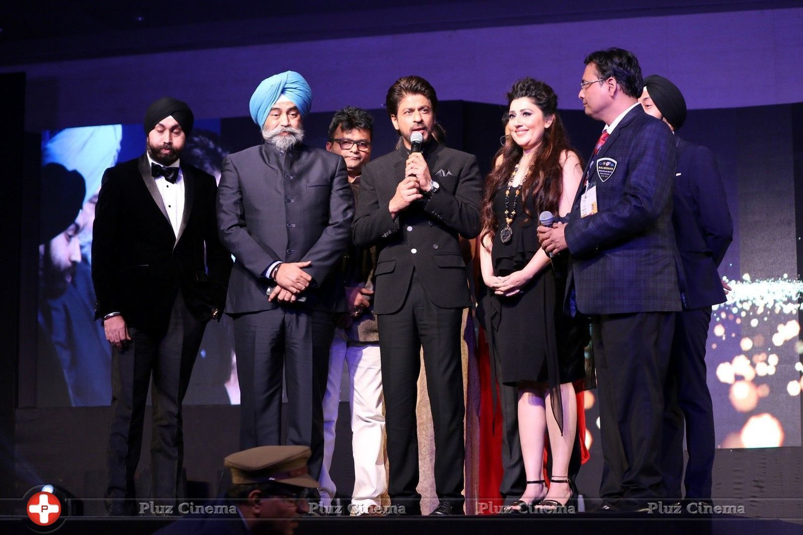 Shah Rukh Khan and Alia Bhatt At Archhar Kochar Fashion Show Pictures | Picture 1458650