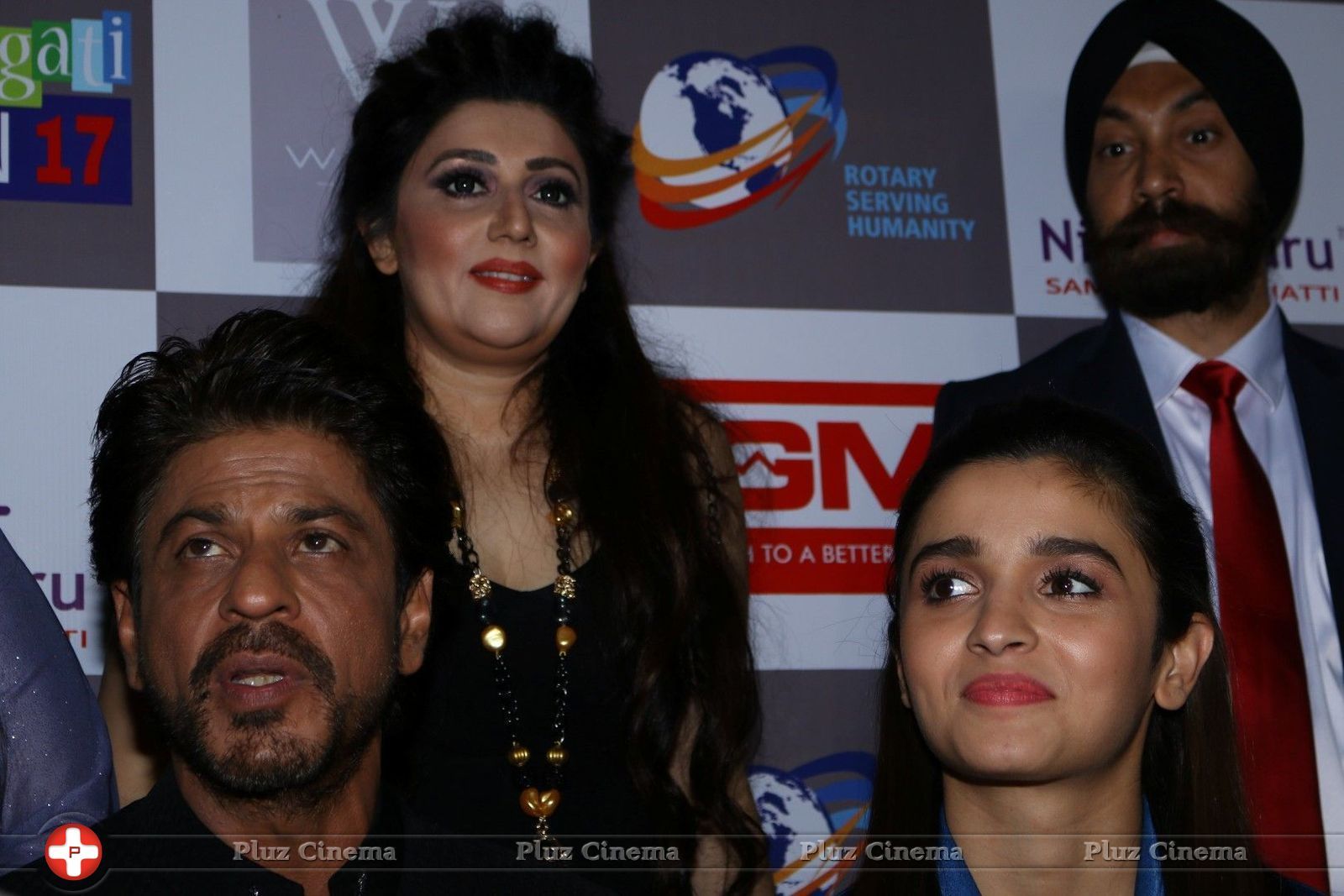 Shah Rukh Khan and Alia Bhatt At Archhar Kochar Fashion Show Pictures | Picture 1458659