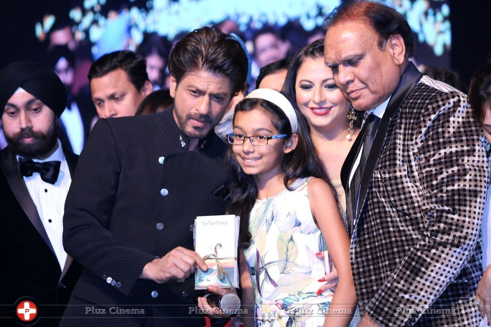 Shah Rukh Khan and Alia Bhatt At Archhar Kochar Fashion Show Pictures | Picture 1458655