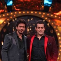 PICS: Shah Rukh Khan promotes his film Raees on the sets of Bigg Boss Season 10 | Picture 1463718