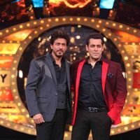 PICS: Shah Rukh Khan promotes his film Raees on the sets of Bigg Boss Season 10 | Picture 1463719