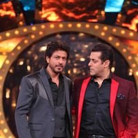 PICS: Shah Rukh Khan promotes his film Raees on the sets of Bigg Boss Season 10 | Picture 1463720