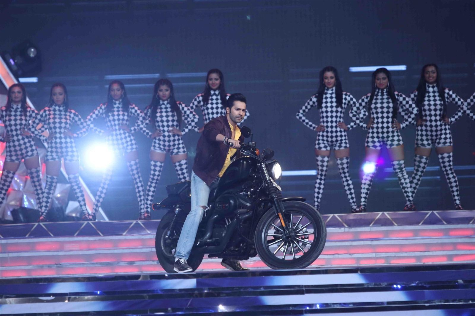 Top Bollywood Celebs performing at Mumbai Police Annual Show Umang 2017 Photos | Picture 1464414