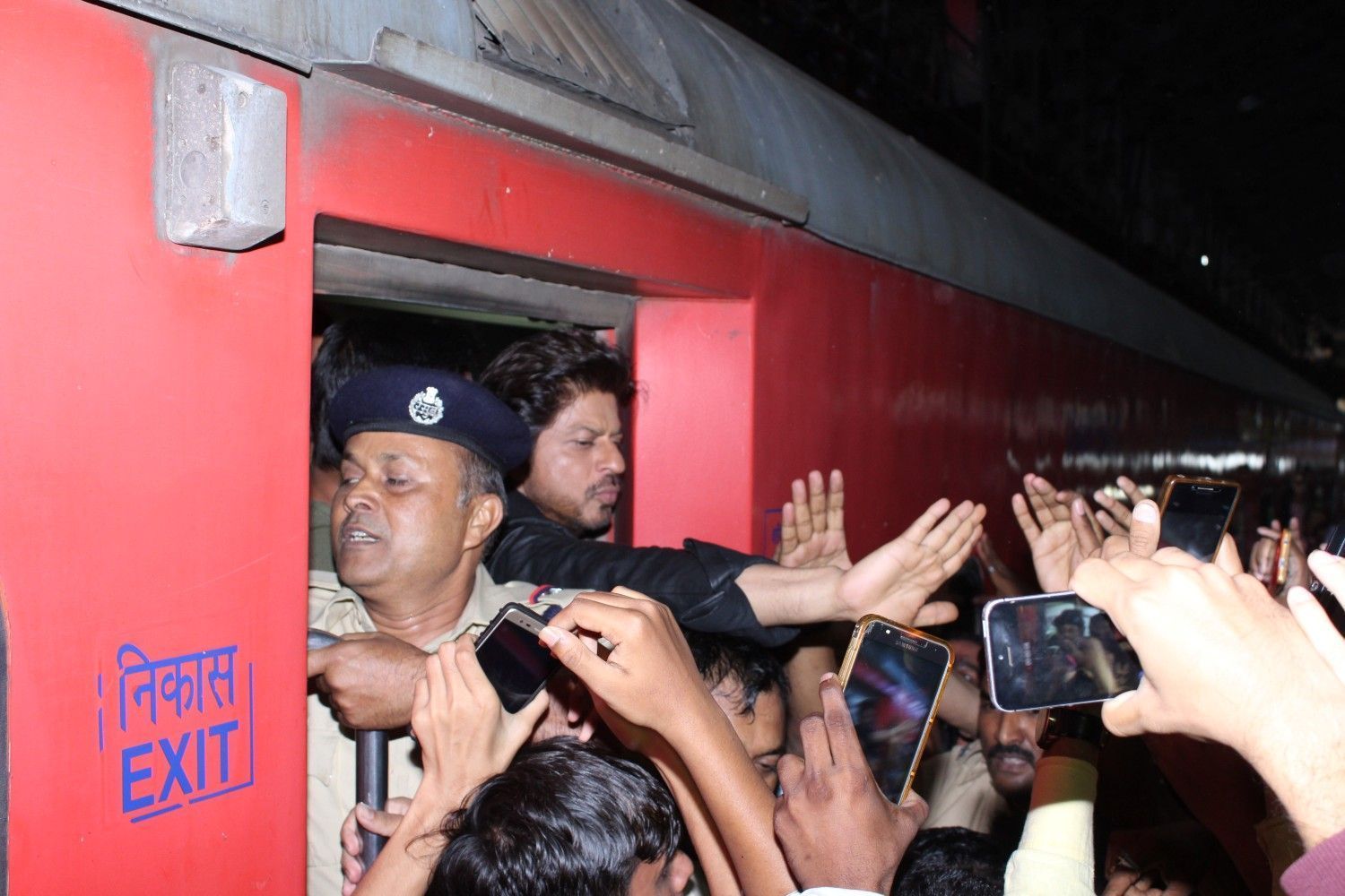 Shahrukh Khan Start Promotional Journey of Raees In Shatabdi Express Photos | Picture 1464995