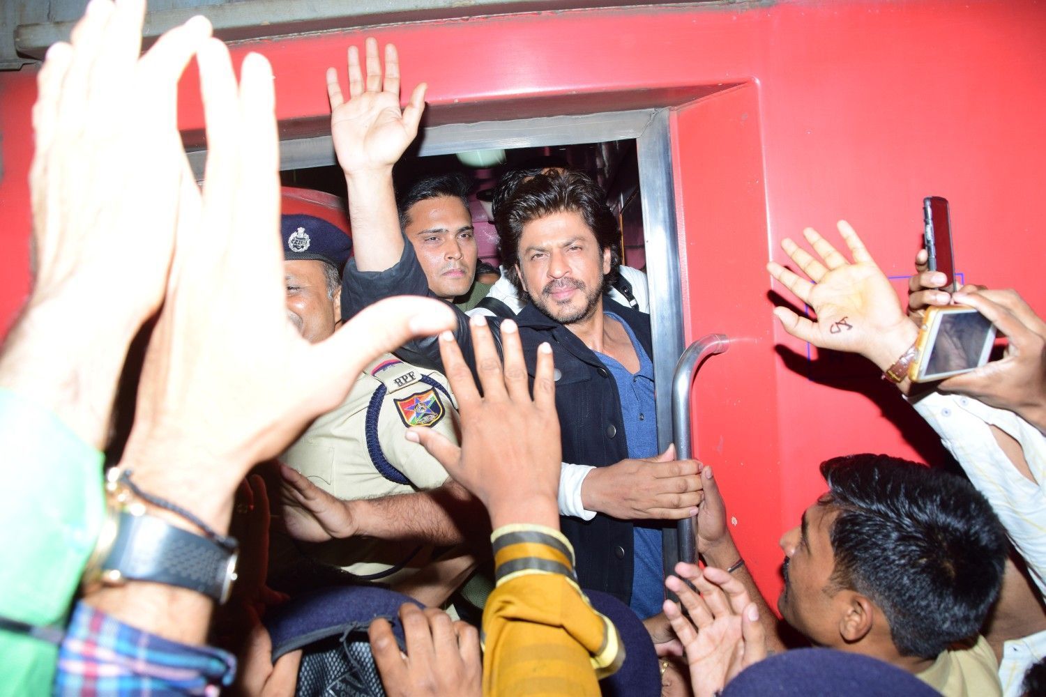 Shahrukh Khan Start Promotional Journey of Raees In Shatabdi Express Photos | Picture 1464989