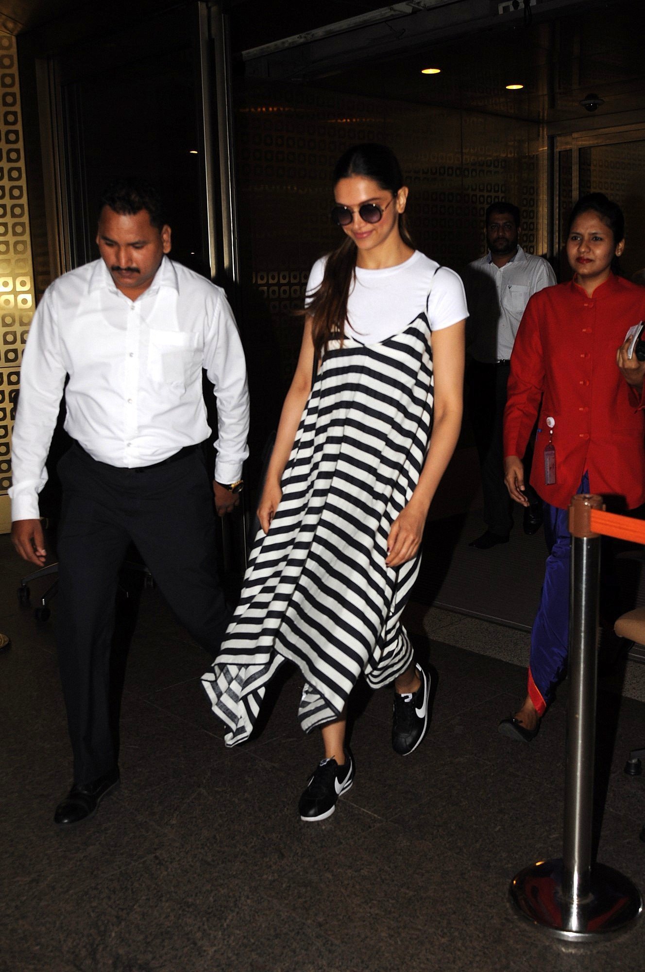 Deepika Padukone Snapped at Airport | Picture 1507060