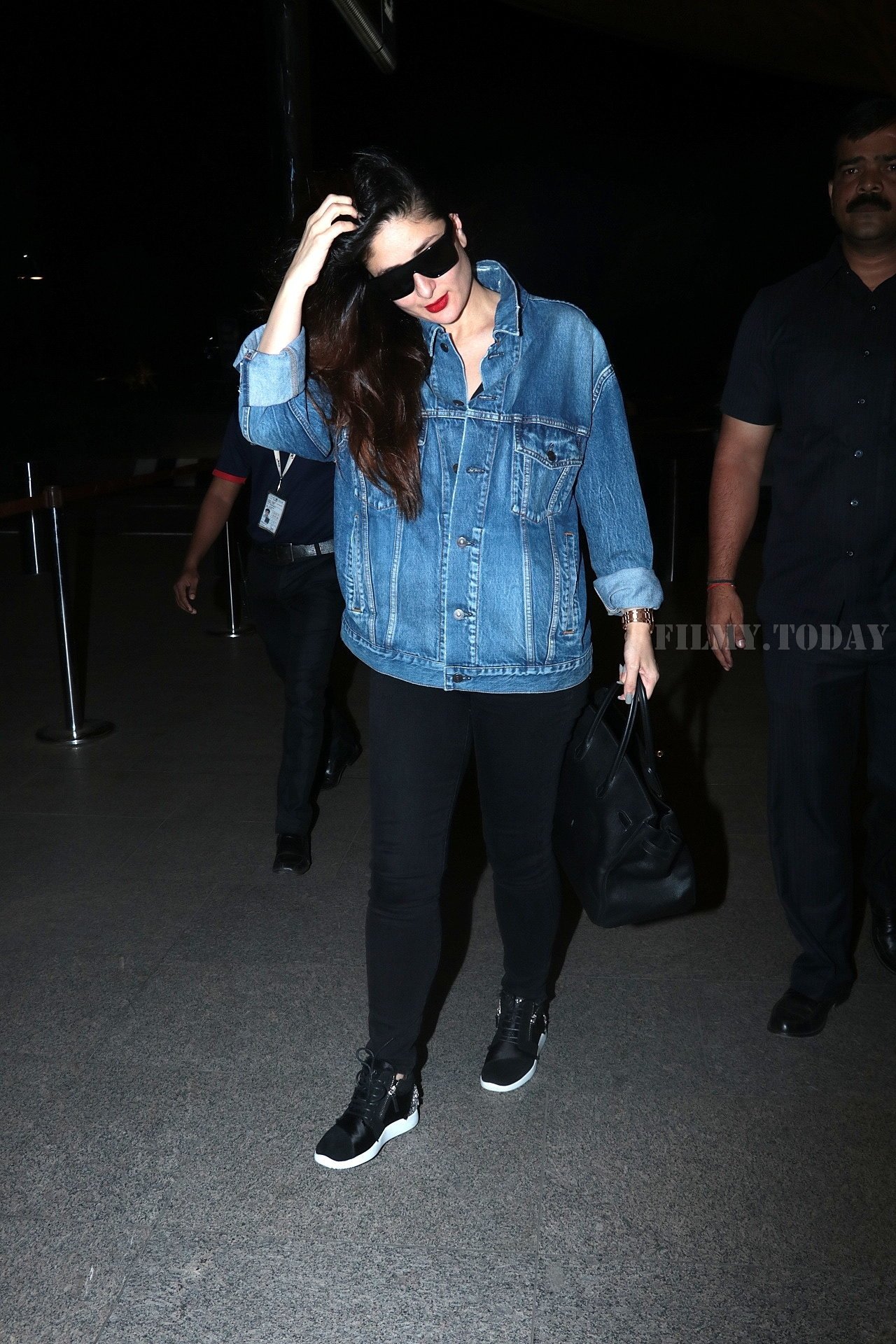 In Pics: Kareena Kapoor Snapped at Mumbai Airport | Picture 1543107
