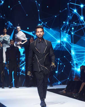 Shahid Kapoor - In Pics: GQ Fashion Nights 2017