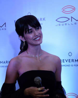 Photos: Disha Patani Launches Preview Of Forevermark & Om Jewellers Festive Collection | Picture 1547773