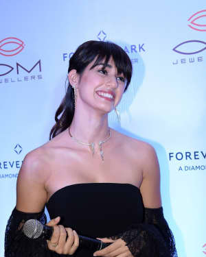 Photos: Disha Patani Launches Preview Of Forevermark & Om Jewellers Festive Collection | Picture 1547784