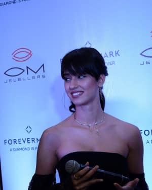 Photos: Disha Patani Launches Preview Of Forevermark & Om Jewellers Festive Collection | Picture 1547781