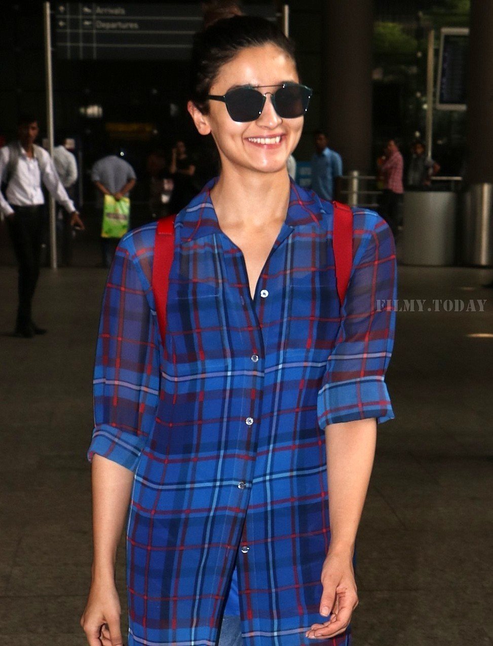 In Pics: Alia Bhatt Snapped at Mumbai Airport | Picture 1536674