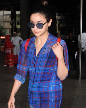 In Pics: Alia Bhatt Snapped at Mumbai Airport | Picture 1536672