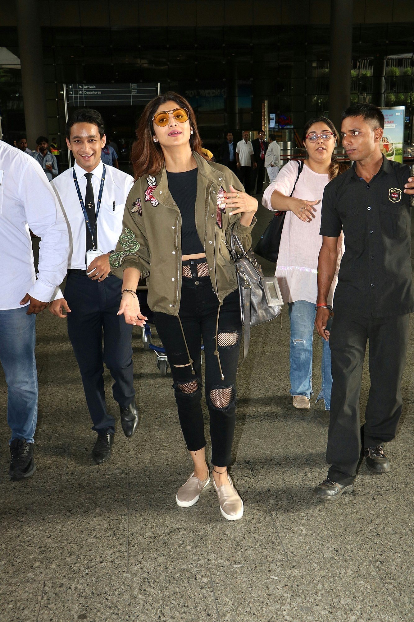 Shilpa Shetty Spotted At Mumbai Airport | Picture 1525128