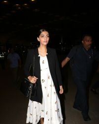 Sonam Kapoor Spotted At Mumbai Airport | Picture 1525031
