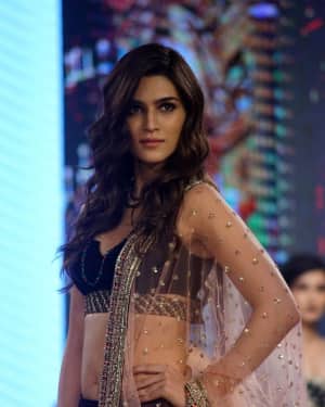 In Pics: Kriti Sanon Walks The Ramp At Bombay Times Fashion Week 2017 | Picture 1527076