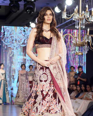 In Pics: Kriti Sanon Walks The Ramp At Bombay Times Fashion Week 2017 | Picture 1527067