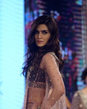 In Pics: Kriti Sanon Walks The Ramp At Bombay Times Fashion Week 2017 | Picture 1527077