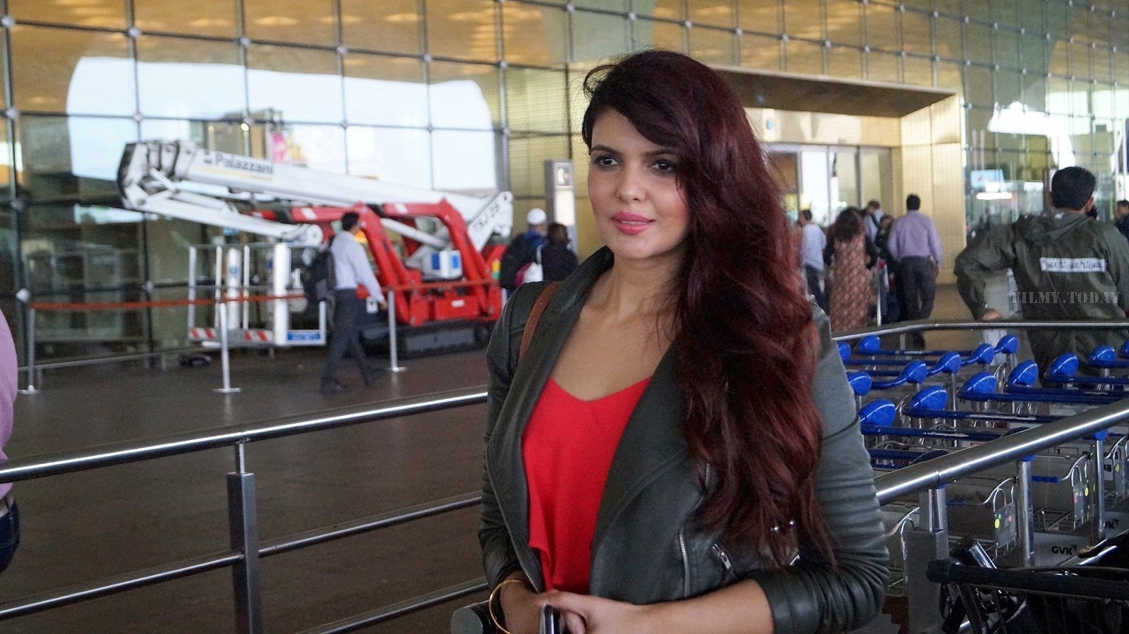 In Pics: Ihana Dhillon Snapped at Airport While Leaving For Hate Story 4 Shoot In London | Picture 1529331