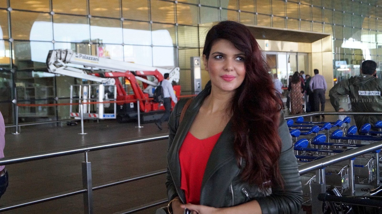 In Pics: Ihana Dhillon Snapped at Airport While Leaving For Hate Story 4 Shoot In London | Picture 1529332