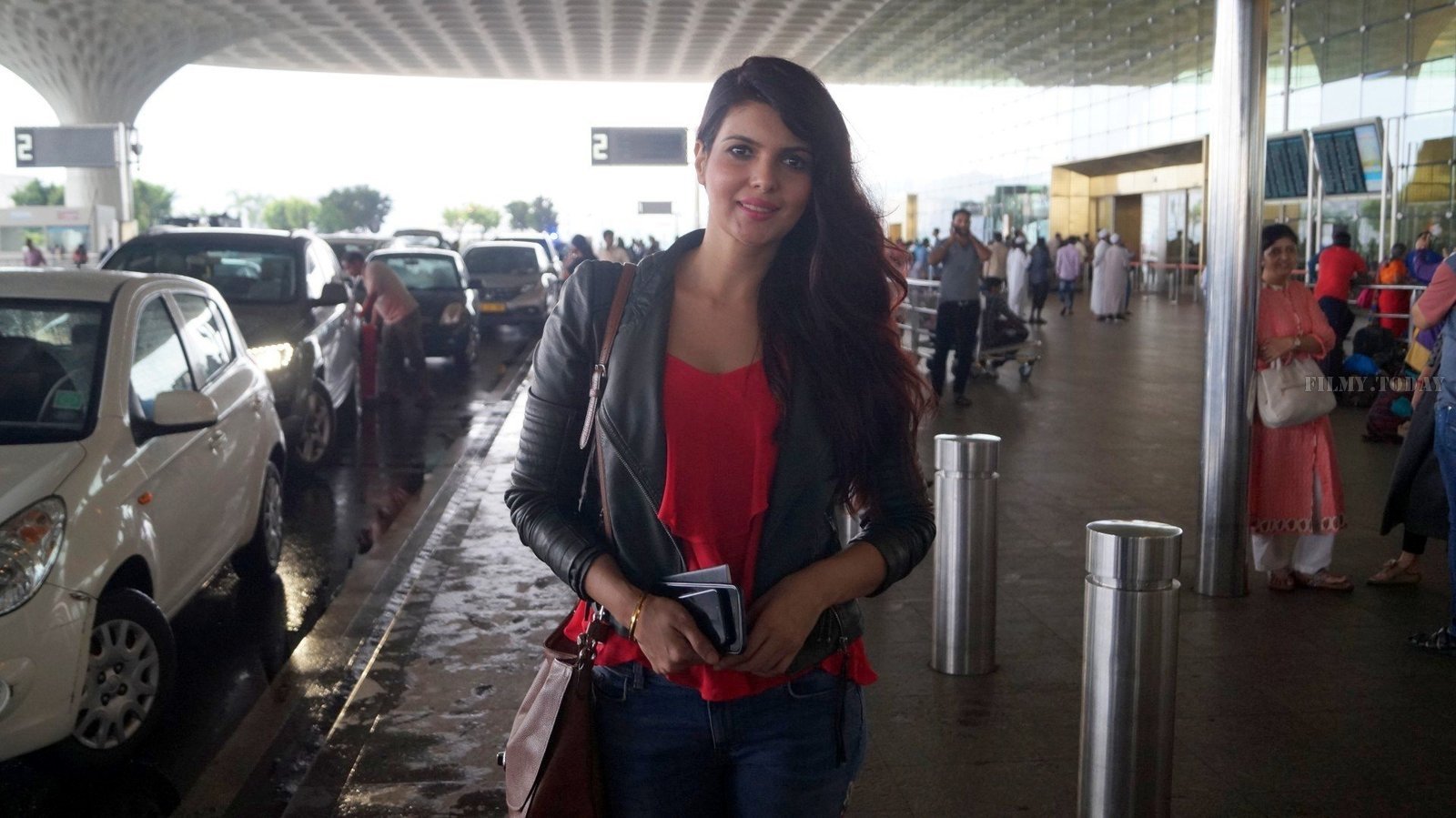 In Pics: Ihana Dhillon Snapped at Airport While Leaving For Hate Story 4 Shoot In London | Picture 1529322