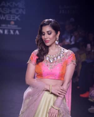 Photos: Sophie Choudry at Lakme Fashion Show 2018 | Picture 1595429
