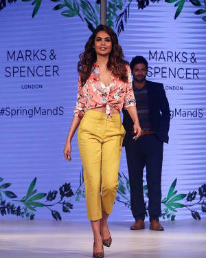 Photos: Esha Gupta On Ramp For Marka & Spencer | Picture 1564835