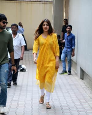 Photos: Rhea Chakraborty Spotted At Khar | Picture 1566297