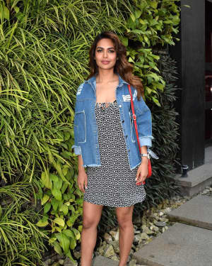 Photos: Esha Gupta Spotted At Charcoal Project | Picture 1567117